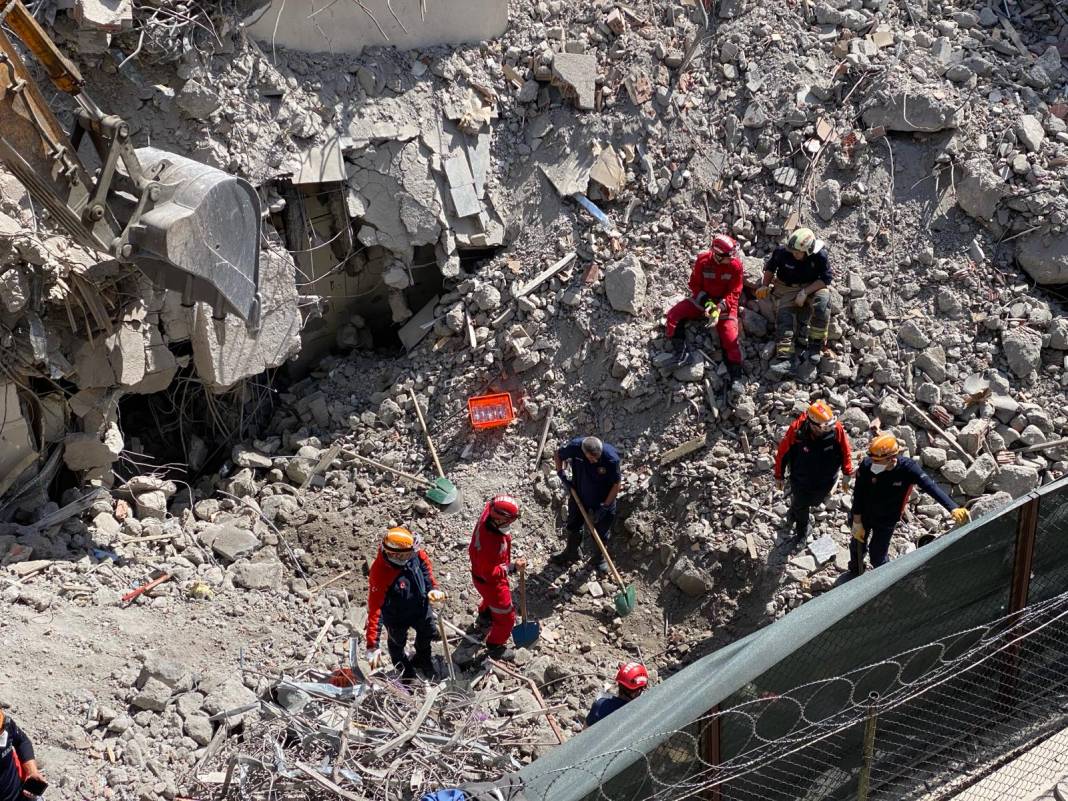 Ankara'da istinat duvarı çöktü. Bir işçi enkaz altında 29